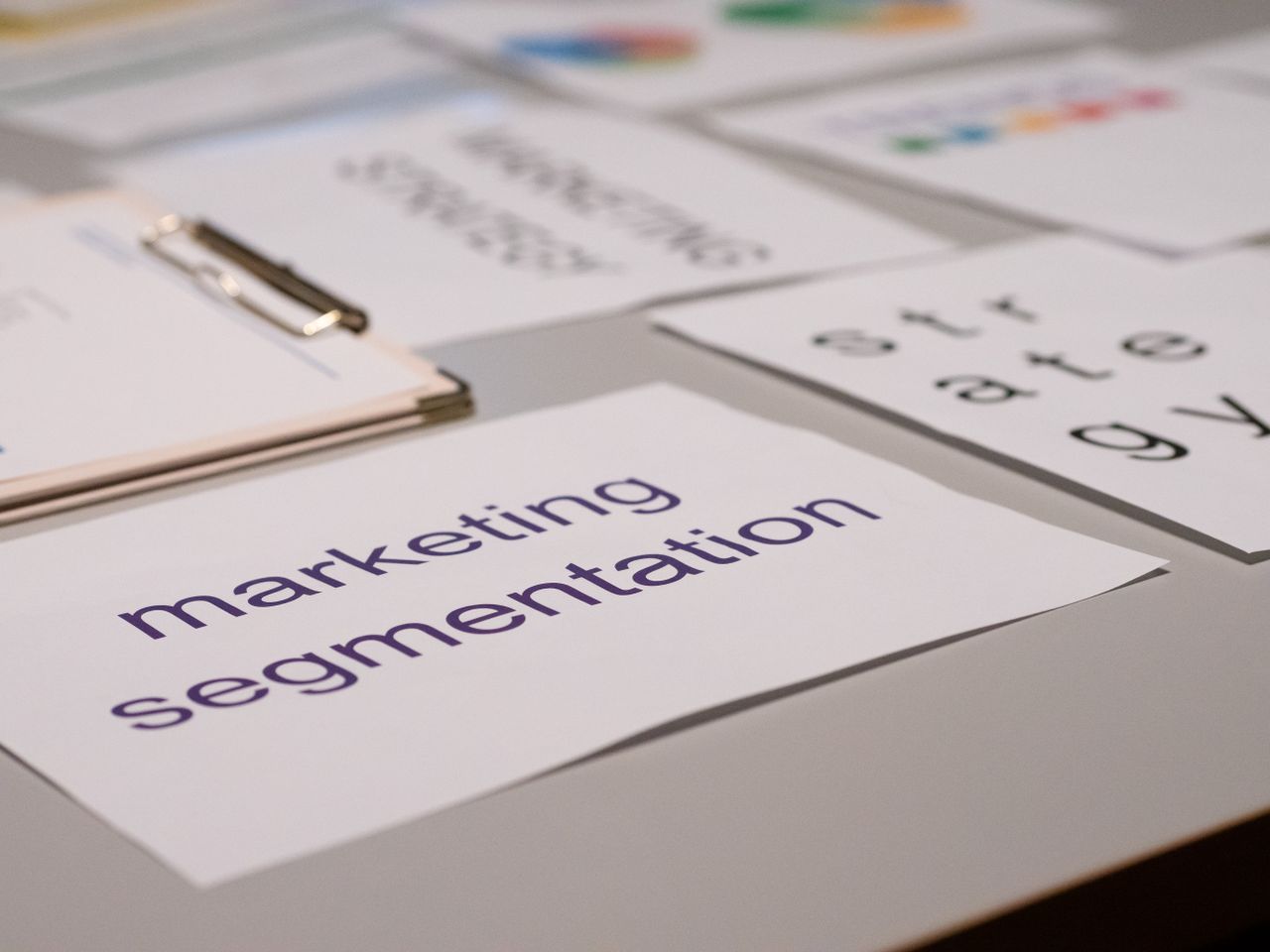 Vue rapprochée de divers documents marketing posés sur un bureau, idéale pour des échanges autour du business et de la stratégie.